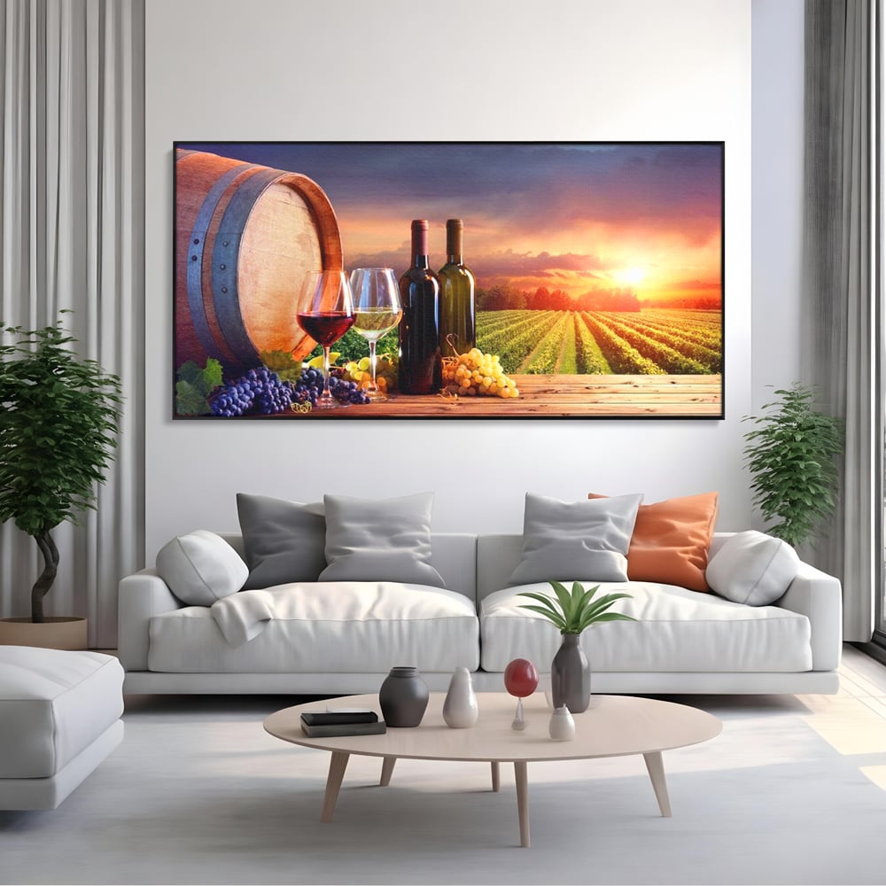 Tablou canvas cu tablou canvas cu podgorie si vin, in rama de aluminiu negru, pe perete intr-un living